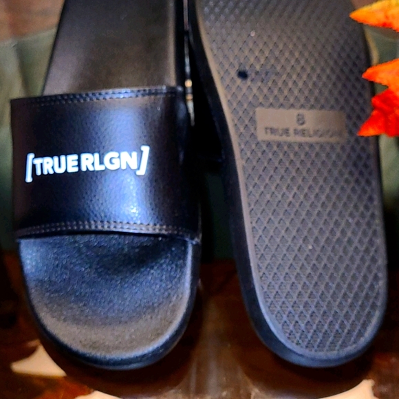 True Religion Slides - Picture 5 of 5